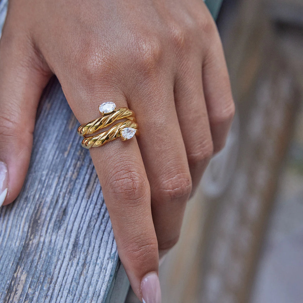 Uworld Minimal Classic 18K Gold Color Plated Stainless Steel White Zircon Droplet Fried Dough Twists Pattern Ring Stackable Oval