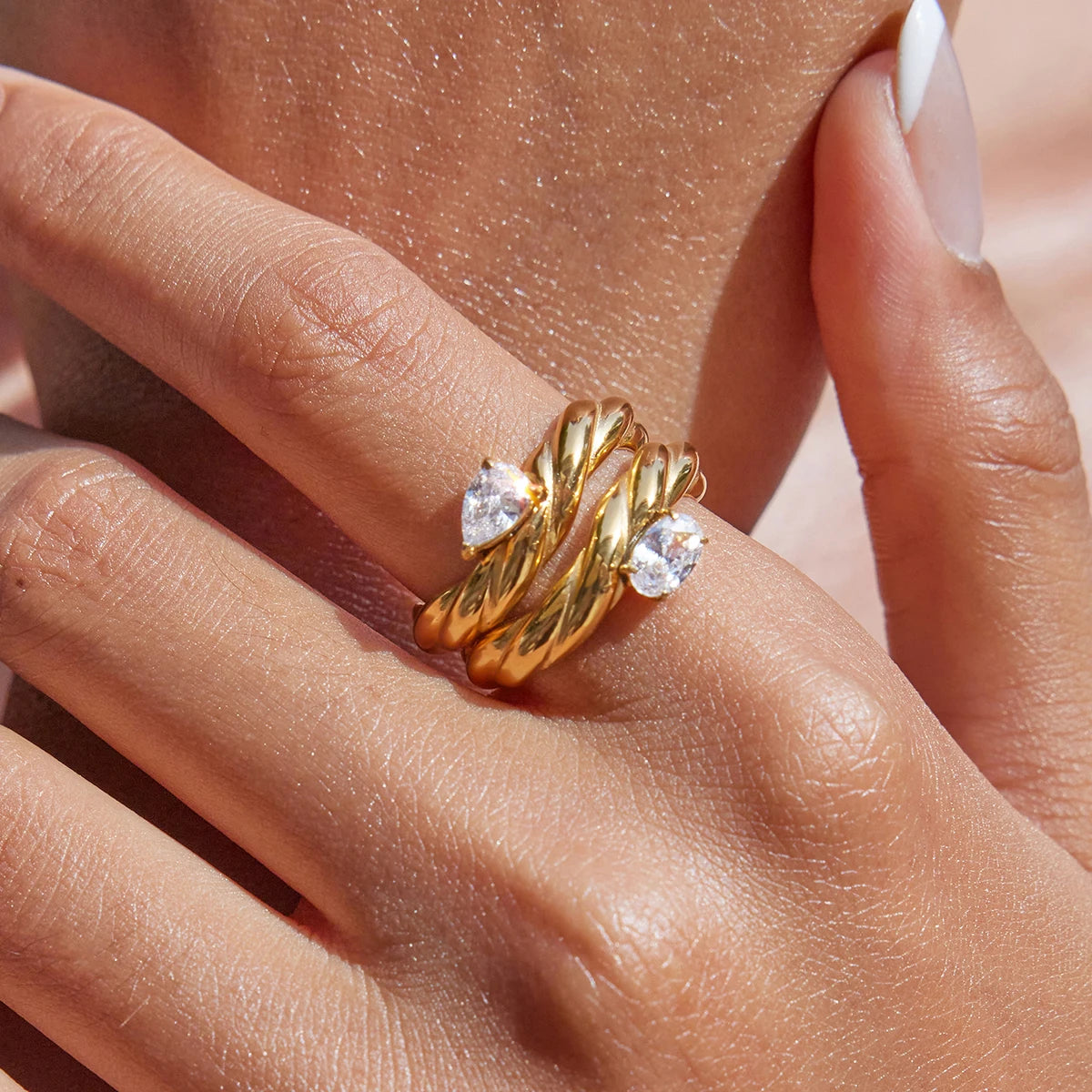 Uworld Minimal Classic 18K Gold Color Plated Stainless Steel White Zircon Droplet Fried Dough Twists Pattern Ring Stackable Oval